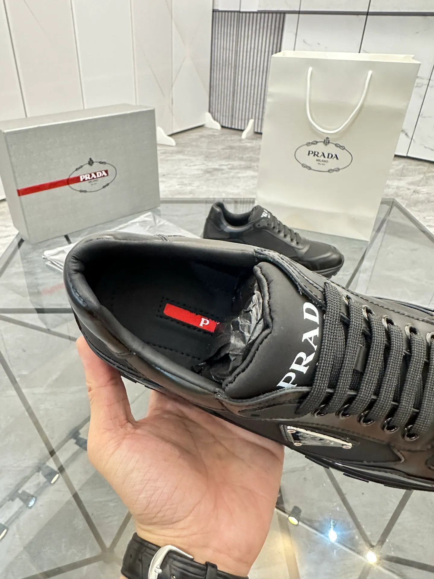 Men's shoes: 💰P580¥ High-end top quality Product trademark: Prada *"Prada*" low-top casual shoes Regular size: 38-45 (can be customized to 46) Product materials: imported first-layer cowhide stitching breathable mesh upper, water-dyed cowhide lining, cowhide foot pads, original ultra-light foam outsole. No.: 001